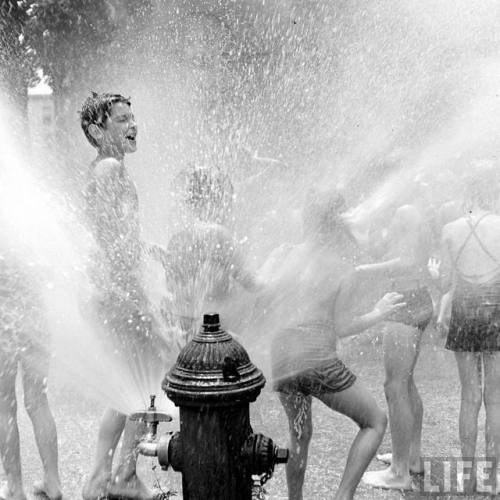 Beating the heat with an open hydrant(Myron Davis. 1942)