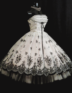 vintagegal:  1950s Strapless Black and White Chiffon organza Party Dress (via)