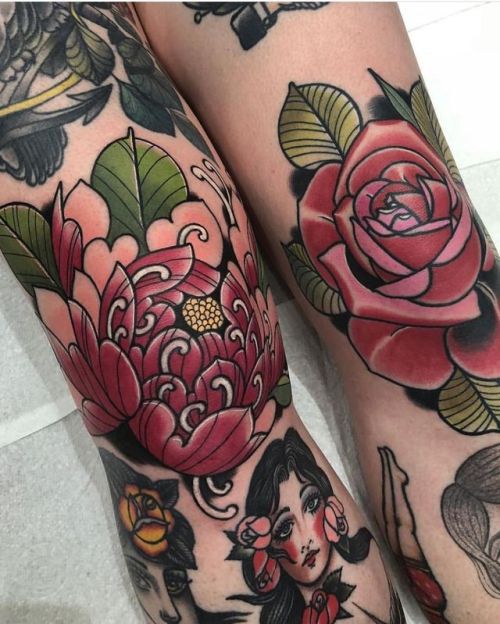 allthepiercingsandbodymods:Peony Knee Tattoo by @james_armstrong_tattoo