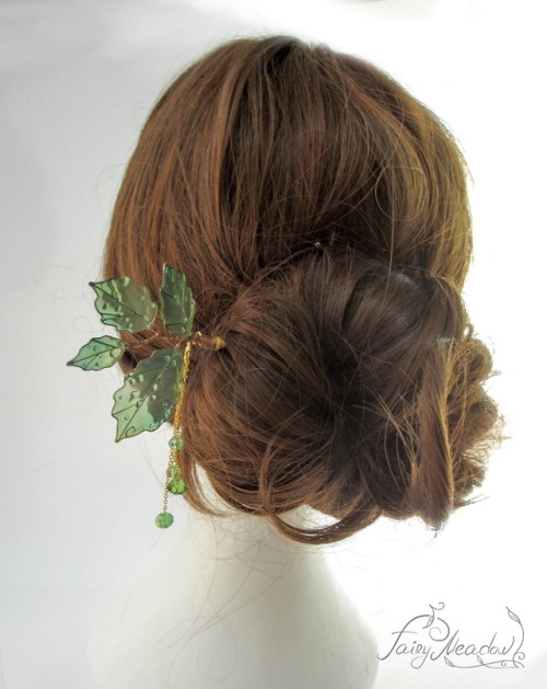 anthropologyarda: sosuperawesome:  Resin Leaf Hair Pins Fairy Meadow Flowers on Etsy See our #Etsy or #Hair Accessories tags   Jewelry for Mirkwood 