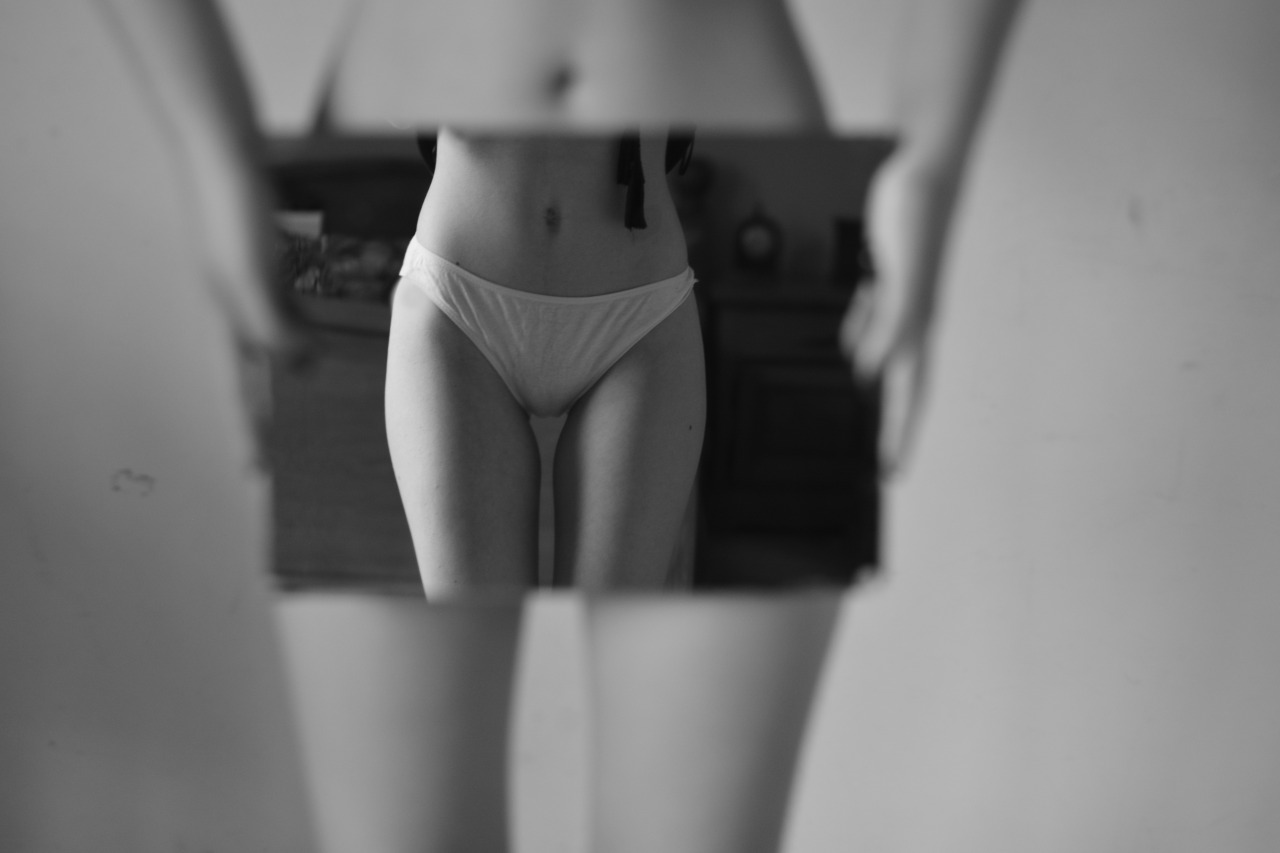 marschkhaidze:  lifeonsundays:  Mirror selfie photography by Cocoroxie  📷