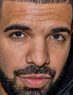 celebritycloseup:  drake 