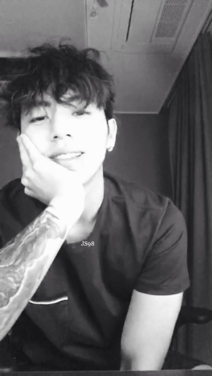 aomg-dream-team-baby: CHRISTIAN YU 22052017  He did a little Q&A, answered some questions about his projects (latest one is Loco ft Live - Movie Shoot) and mentioned BTSxBBMAs, Mino&Winner and Bobby&Ikon. He said he’s going to get back into