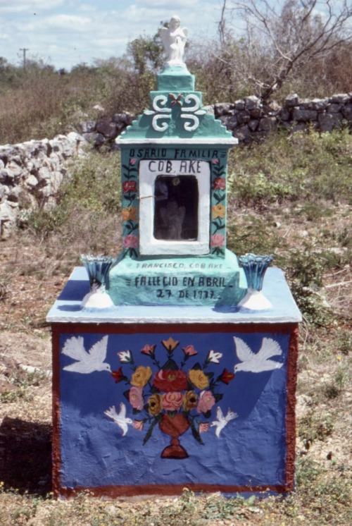 Tres vistas de un cementerio yucateco, cerca de Mérida, 1980.