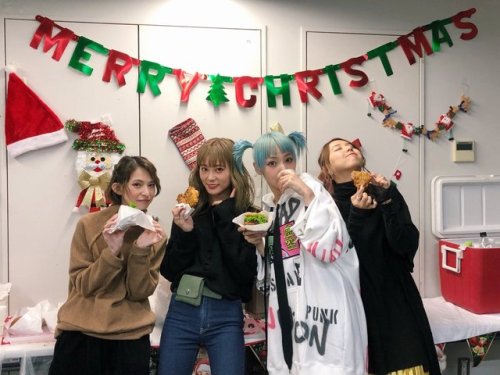 TOMOMI:Merry Christmas This was our last live show of 2018! Thanks for another year! Ta-daHARUNA:BES