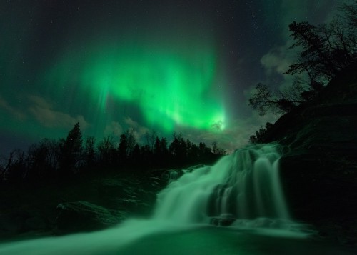 radivs:  Aurora over the Icy River   1  |  2  |  3  |  4   by Arild Heitmann