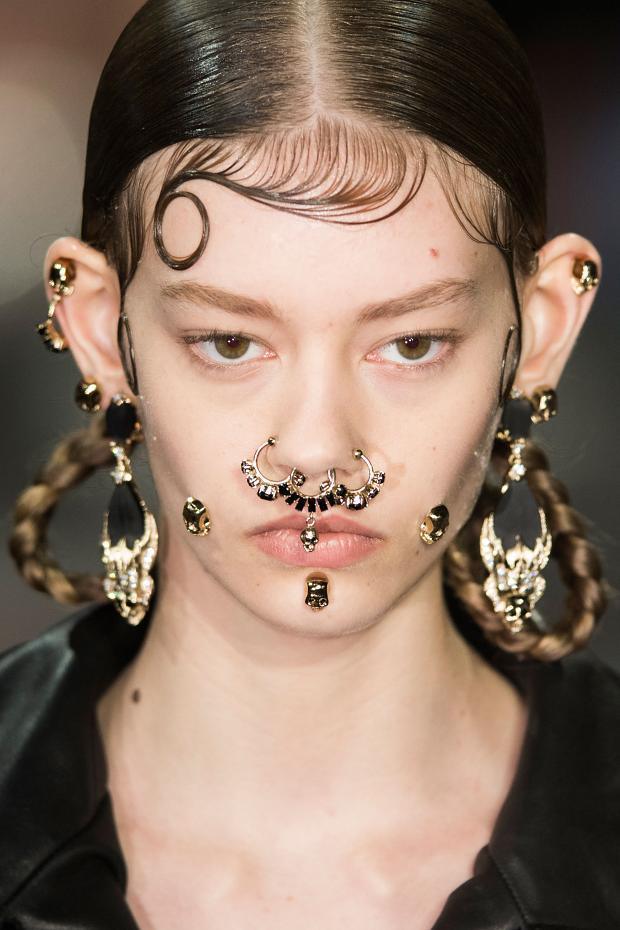 mulberry-cookies:Ondria Hardin @ Givenchy Fall 2015 (Details) 