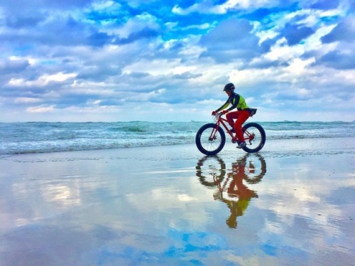 fatbikedotcom:Our beautiful blue marble. #Repost @ogu0858justice ・・・ #鳥取砂丘 #tottorisanddunes #鳥取 #to