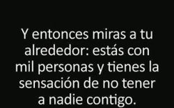 fly-only-fly:  n-a-d-i-e:  Y asi me siento cada segundo de mi vida.  Porque nadie está contigo po. Todos están con su grupito de amigos, con su pareja, con alguien charlando. Pero tú, estás ahí solo. 