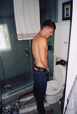 apex35mm:  Brent Peeing // 35mm