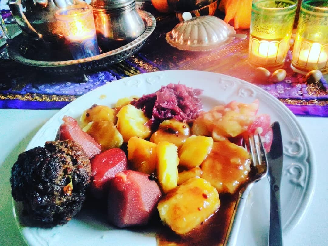 Mijn #zeeuwsmeisje had #lekkergekookt #rodekool met #appetjes #stoofpeertjes en een #gehaktbal (bij Vlissingen, Netherlands)
https://www.instagram.com/p/CGJrTW1nKQq/?igshid=bgqe7crjbz91