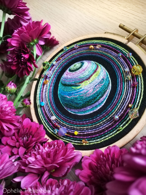 &ldquo;Uranus&rdquo;Hand embroidery.11,5 cm in diameter.DMC embroidery threads, Swarovski crystal be