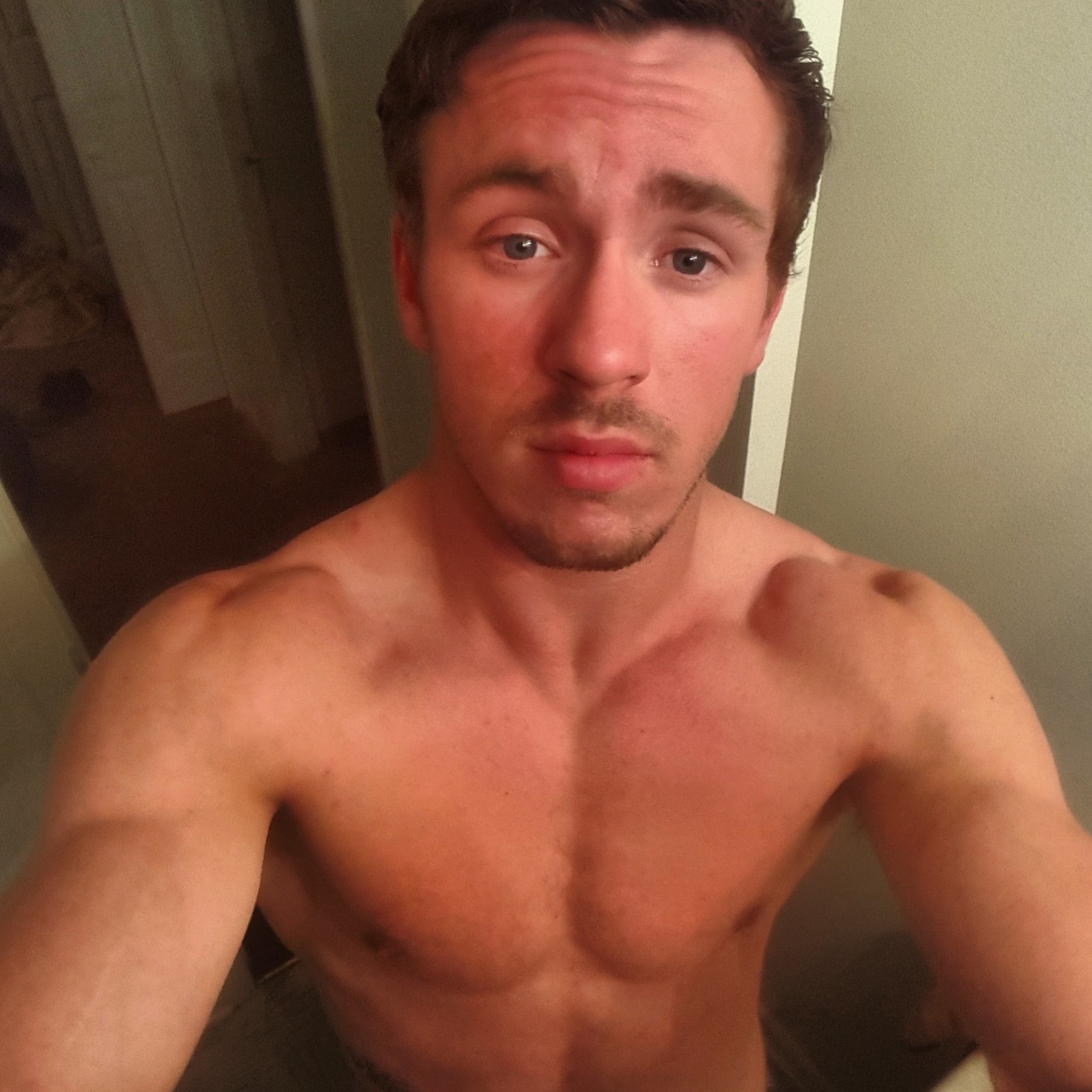 eggplantallweek:  straightdudesexting:  Straight hunk  ACTIVE GAY PORN BLOG. 24/7