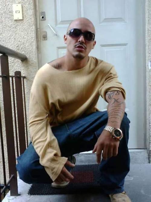 pimpy805:  lukass91:  Que cholo tan rico papito hay se los dejo esta chilada cosita hermosa LIKE Y COMPARTAN  Damn boi