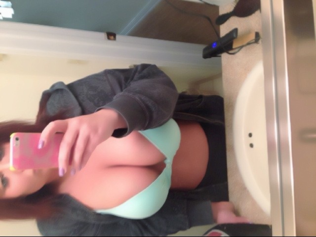 emilyyjessicaa:  Curvy girls do it better 😏