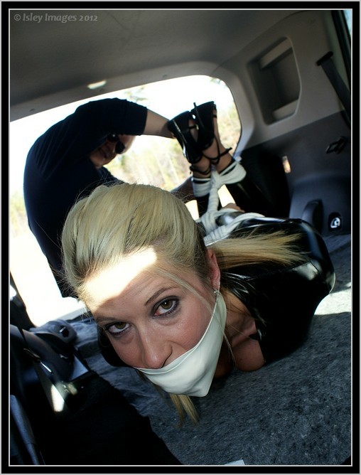 gettinghergag: bindruppr:  She so badly wants to complain to Lyft.  A classic 