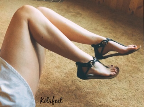 kitsfeet:  Rolling around on the floor in my sun dress xoxo kit 