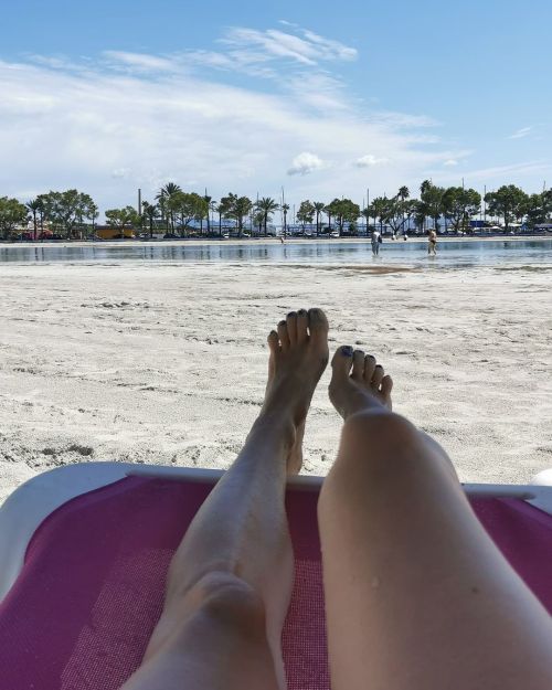 Just chillin’…#hippiefeet #feet #mallorca #beach #toes #legswww.instagram.com/p