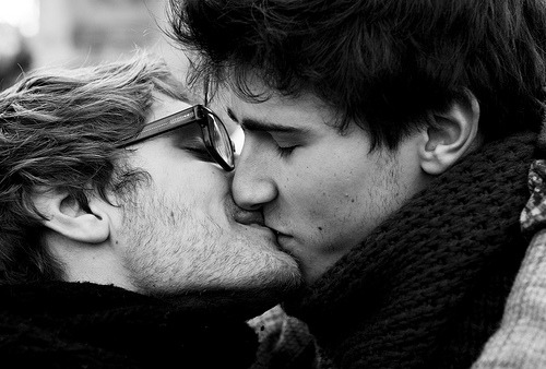 zingwong:  Fuck the homophobes! Let’s kiss in Paris! Geifobis deço kazzo! Suukkiamo neça Parisa! Photographer / Fotisto: Philippe Leroyer 