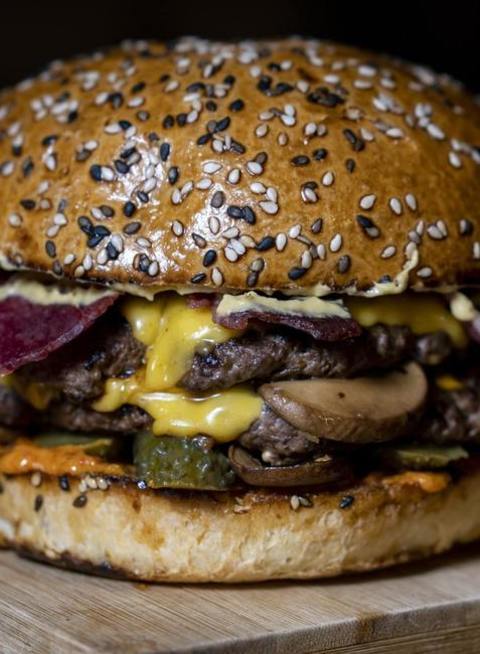 Cheeseburger With Bacon And Mushrooms