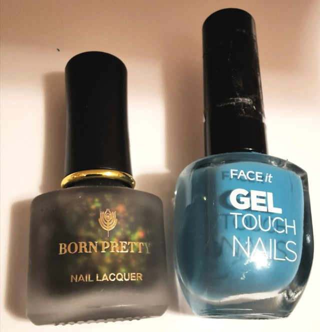 2 bottles of nail polish used on the Ring Finger:  Face It Gel Touch Nails  "GR501" a robins egg blue shade of base colour with a smattering of Born Pretty Matting Micas "Dancers" around the nail tip