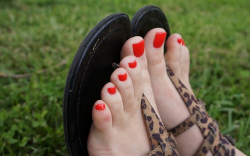 GORGEOUS BLONDE OUTDOOR FEET 