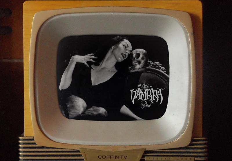 pinuplovetaru:  Vampira 