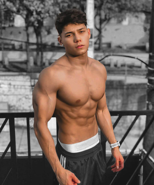 sixpackde:  https://www.tumblr.com/blog/sixpackde