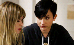 audreyjensen:  Audrey Jensen + Looking at the ladies (✿◠‿◠) 