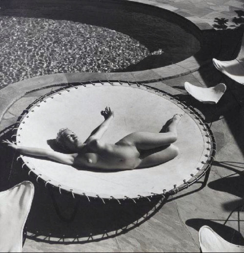 Porn Marilyn Monroe lying naked on a trampoline, photos