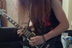 justice-is-raped:  Yay, another guitar selfie