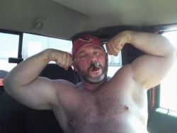 thickbear475: dutchbear74:  Hot cigarstud 🔥  FLEX~! 