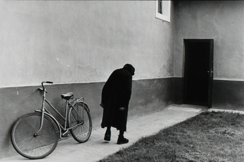 lemondeabicyclette:kafkasapartment:Old Woman and Bicycle Hungary, 1984. Leonard Freed. Toned silver 