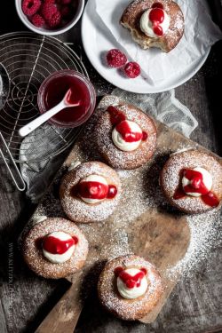 intensefoodcravings:  Raspberry Jam Cheesecake Donuts | Klitzekleine