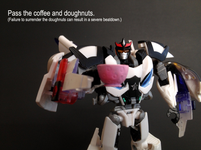 nucleartuna:  batchix:  the-starhorse:  Robos like to be comfy, too. I swear I’ll