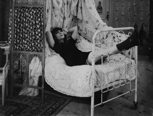 Asta Nielsen in Engelein (1914)