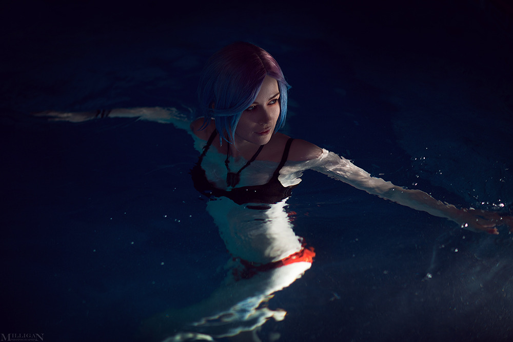   Life is Strange Why look, an otter in my water!  Torie as ChloeAnn as Maxphoto,