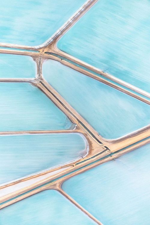 perks-of-being-chinese:sixpenceee:The following are aerial pictures of blue salt fields in Australia