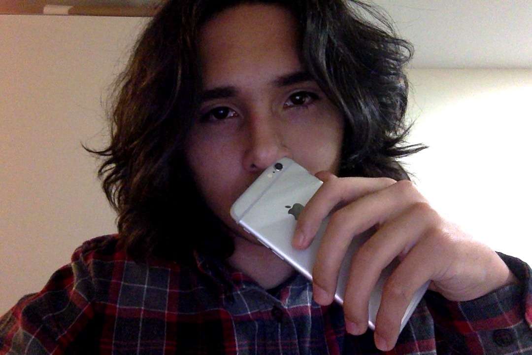 paradise-jpg:  how to pick your nose using iPhone, only thing its useful foron side