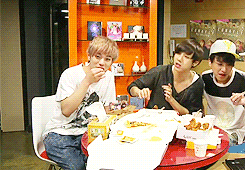 dis-possessed-deactivated201309:  A hungry and disheveled J-hyo eating chicken and
