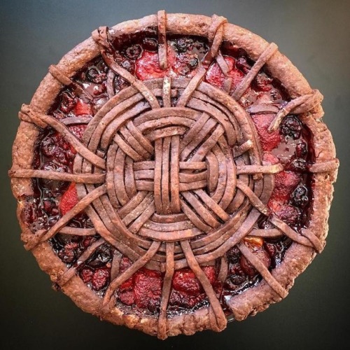 alsgia: mymodernmet: This Creative Woman Excels at Baking Art Pies with Avant-Garde Crust Designs @l
