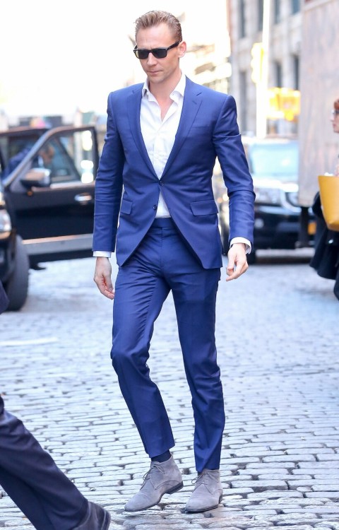 larouau12:maevecurrywrites:insanely-smart:maevecurrywrites:lolawashere:Tom Hiddleston, his glasses-o