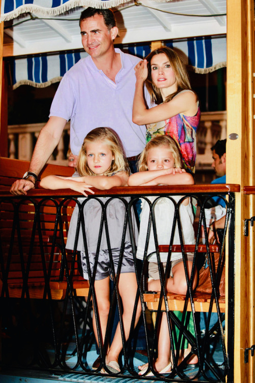 6 August 2012 | Spain’s Crown Prince Felipe and his wife Princess Letizia take their daughters