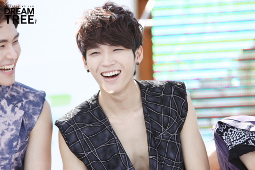ifnt-woohyun:  ©Dream tree do not edit, crop or remove the logo 