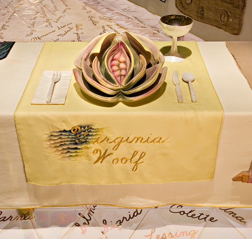 O prato de Virginia Woolf, no The Dinner Party da Judy Chicago, em 1974–79. Aqui tem bom texto