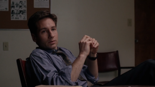 Fox Mulder in The X-Files ep 1.22 Born Again