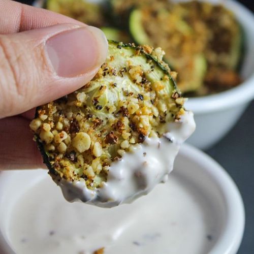Oven Baked Zucchini Chips!! Recipe on the blog. Link in bio. • • • • • #eas