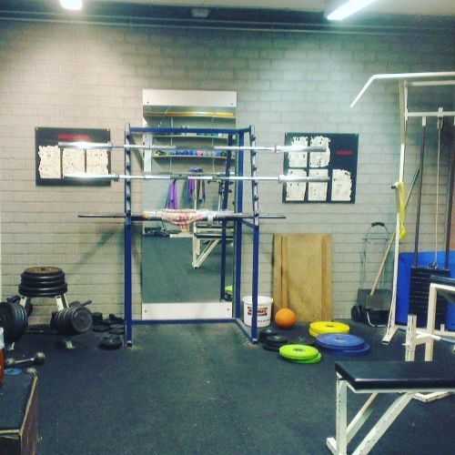 Trained in this #oldschool #gym tonight! It has almost everything I need.  #fitness #bodybuilding #w