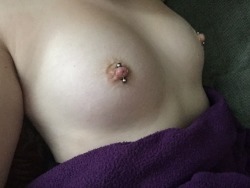 sugar-andpoison:  Guess who’s back…. And pierced! 