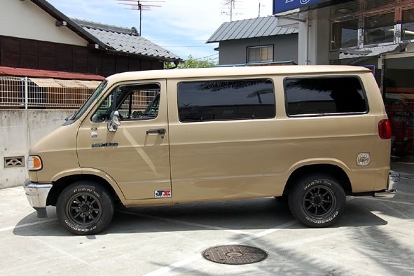 90s-forever:  kenkyona-suta:  shakotanprincess:  Best part of Japanese car culture